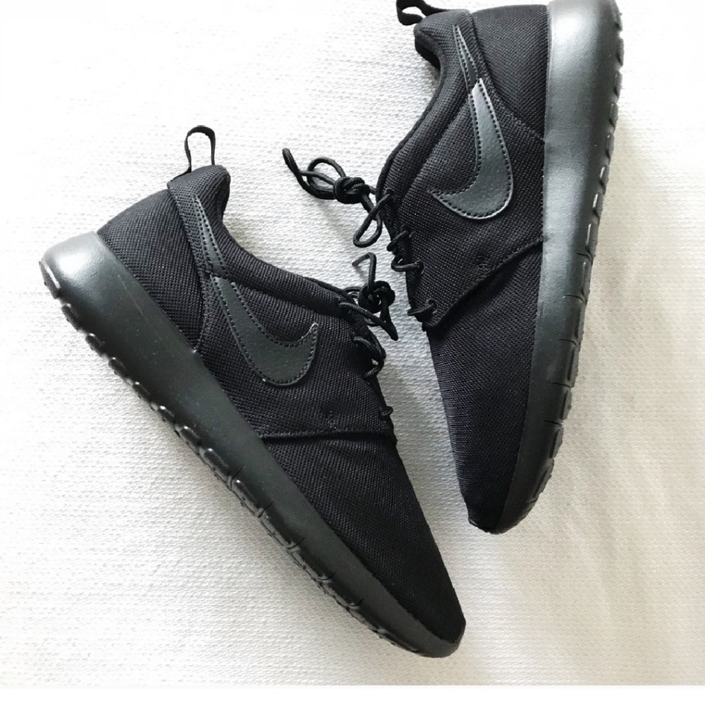 Nike roshe one triple black sneakers